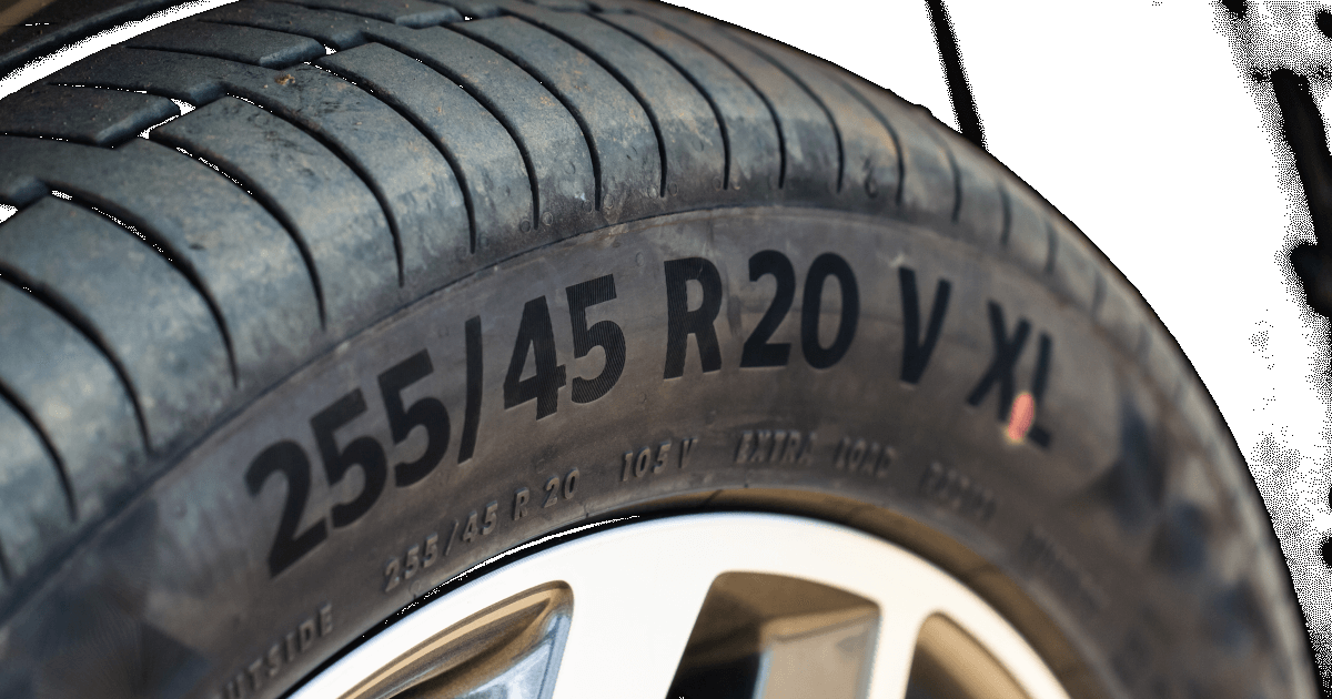 Milyen információk vannak feltüntetve a gumiabroncs oldalfalán?